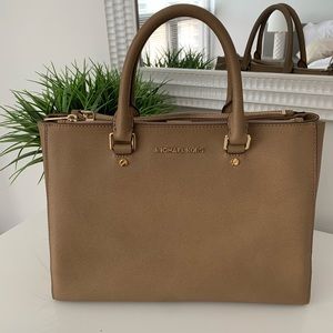 Michael Kors Large Sutton Satchel - Caramel / Tan